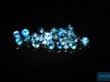 un tas de diamants bleus sur une surface noire