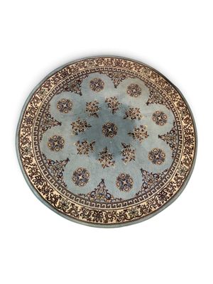 une table ronde ornée d'un motif bleu et or