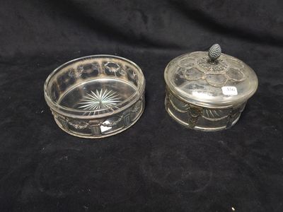 deux plats anciens en verre plaqué argent, avec couvercles