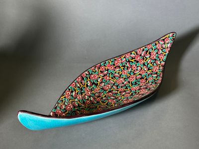 un petit bol bleu décoré de paillettes
