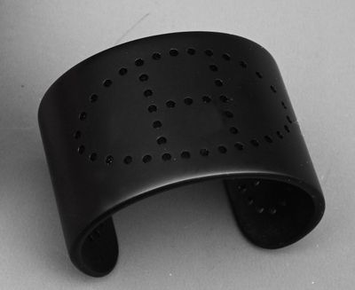 Hermès - Bracelet manchette Eclypse ouvert en alu noir.