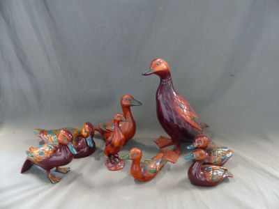 un ensemble de figurines représentant des oiseaux posées sur une table