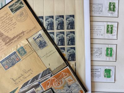de nombreux timbres différents posés sur une feuille de papier posée sur une table