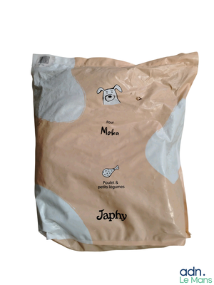 une photo d'un sac de riz sur lequel est représenté un chien