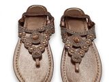 Ces sandales sont en cuir et ornées de perles