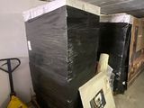 une pile de boîtes sur une palette dans un entrepôt