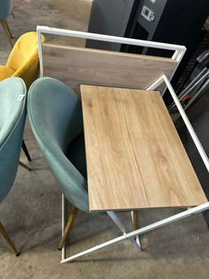 plusieurs chaises et une table dans une pièce équipée d'une bibliothèque