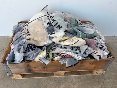une caisse en bois remplie de chaussures de toutes sortes