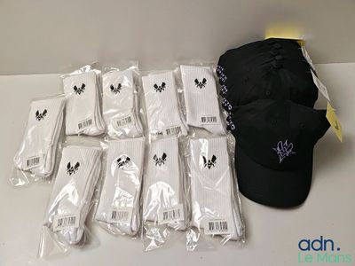 beaucoup de chaussettes blanches et un chapeau noir posés sur une table