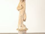 statue d'une femme tenant un vase, posée sur un socle