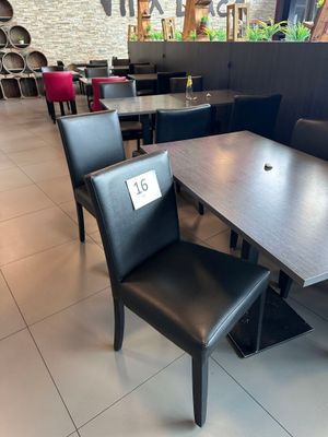 une table et des chaises dans un restaurant, avec une étiquette de prix posée sur la table