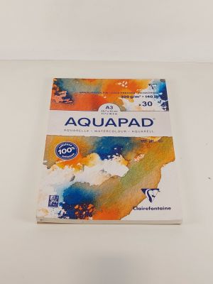 le livre est posé sur une table à fond blanc