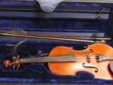 un violon dans un étui avec un archet à l'intérieur
