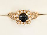 une image d'une bague sertie d'un diamant noir