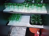de nombreux verres verts sur les étagères de la cuisine