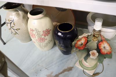 de nombreux vases posés sur une étagère dans la cuisine