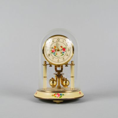 une image représentant une horloge sous un dôme en verre