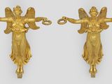 paire d'appliques murales anciennes représentant des anges dorés sur fond blanc