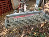 un vélo garé près d'une clôture