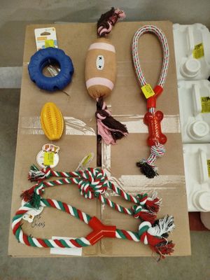 une table sur laquelle sont posés tout un tas de jouets
