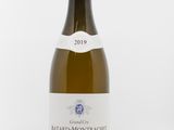 gros plan d'une bouteille de vin sur fond blanc