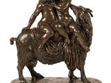 statue en bronze représentant un garçon et une fille chevauchant une chèvre