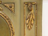 une porte dorée ornée d'un miroir et d'une horloge accrochée au mur