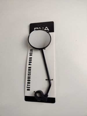une photo en noir et blanc d'un miroir accroché à un mur blanc