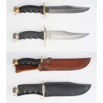 trois types de couteaux différents, avec leurs étuis en cuir, posés sur une surface blanche