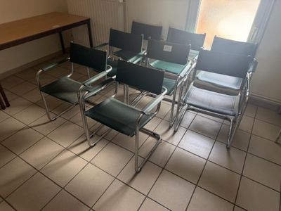 une table et des chaises dans une pièce carrelée