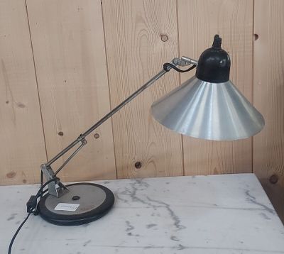 une lampe posée sur une table dans une pièce