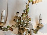 une lampe posée sur une table à côté d'une lampe