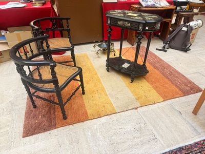 two chairs and a table in the middle of a room