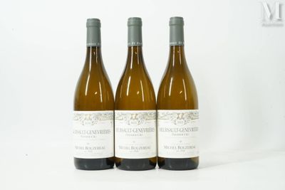 trois bouteilles de vin posées sur une table blanche