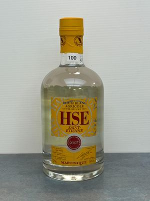 une bouteille d'alcool posée sur une table