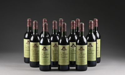 six bouteilles de vin alignées sur une table