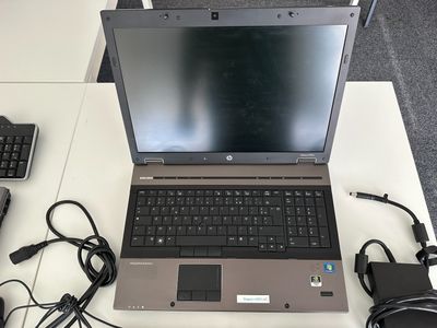 un ordinateur portable posé sur un bureau