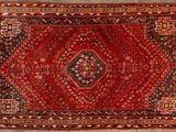 un tapis rouge et noir orné d'un motif en forme de diamant