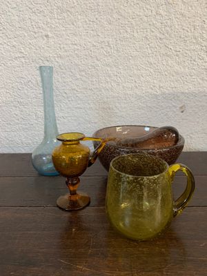 des bouteilles et des verres posés sur une table en bois, avec un mur blanc en arrière-plan