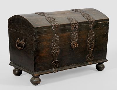 Kleine Barock-Runddeckeltruhe Eichenholz, dunkel gebeizt. Pl…