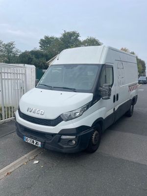 une camionnette blanche garée sur le bord de la route