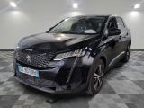 la voiture noire est garée dans le garage sur le sol en damier
