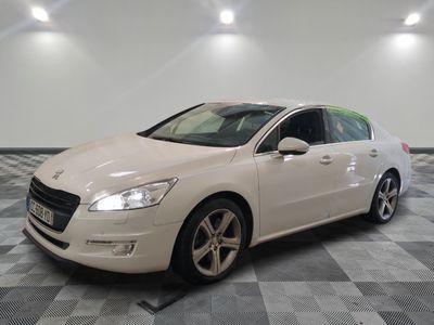 la voiture blanche est garée sur un sol en damier dans le garage