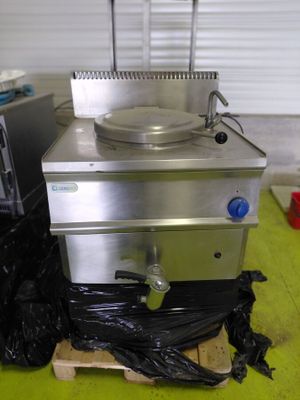 une photo d'une cuisine avec une cuisinière et un sac poubelle