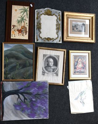 de nombreux tableaux accrochés au mur d'une pièce où sont accrochés des tableaux