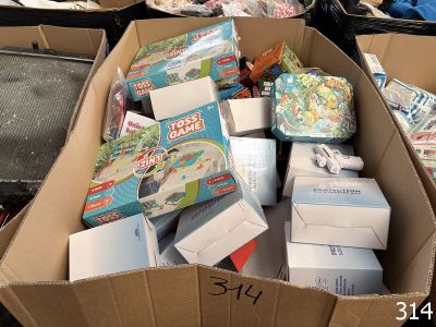 une boîte en carton remplie de toutes sortes de jouets