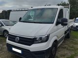 une camionnette blanche garée sur un terrain