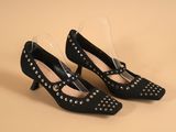 une paire de chaussures noires à talons hauts ornées de clous argentés