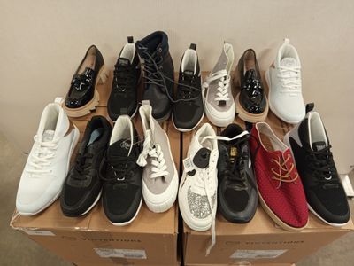 de nombreuses paires de chaussures posées sur une boîte