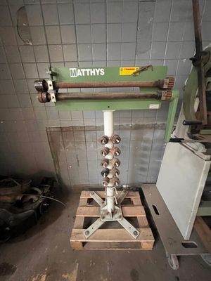 une machine posée sur une palette dans une pièce